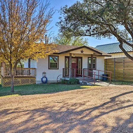 Cozy Fredericksburg Studio Near Wineries! Екстериор снимка